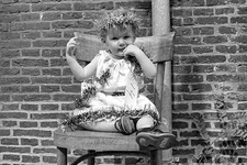 301177 Afbeelding van een kind verkleed als de Sneeuwkoningin tijdens een kinderverkleedwedstrijd in de De Kockstraat ...